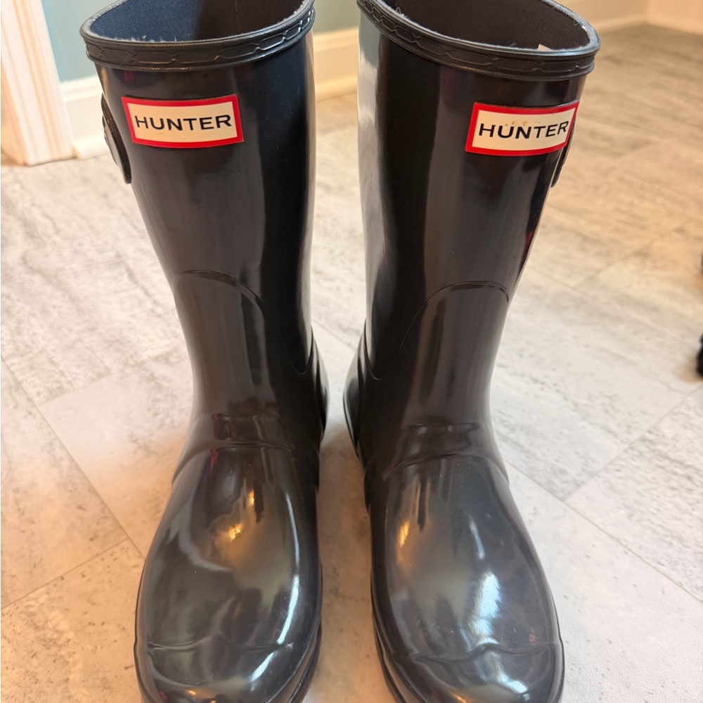 Hunter Medium Gloss Black Rain Boots with Red Logo